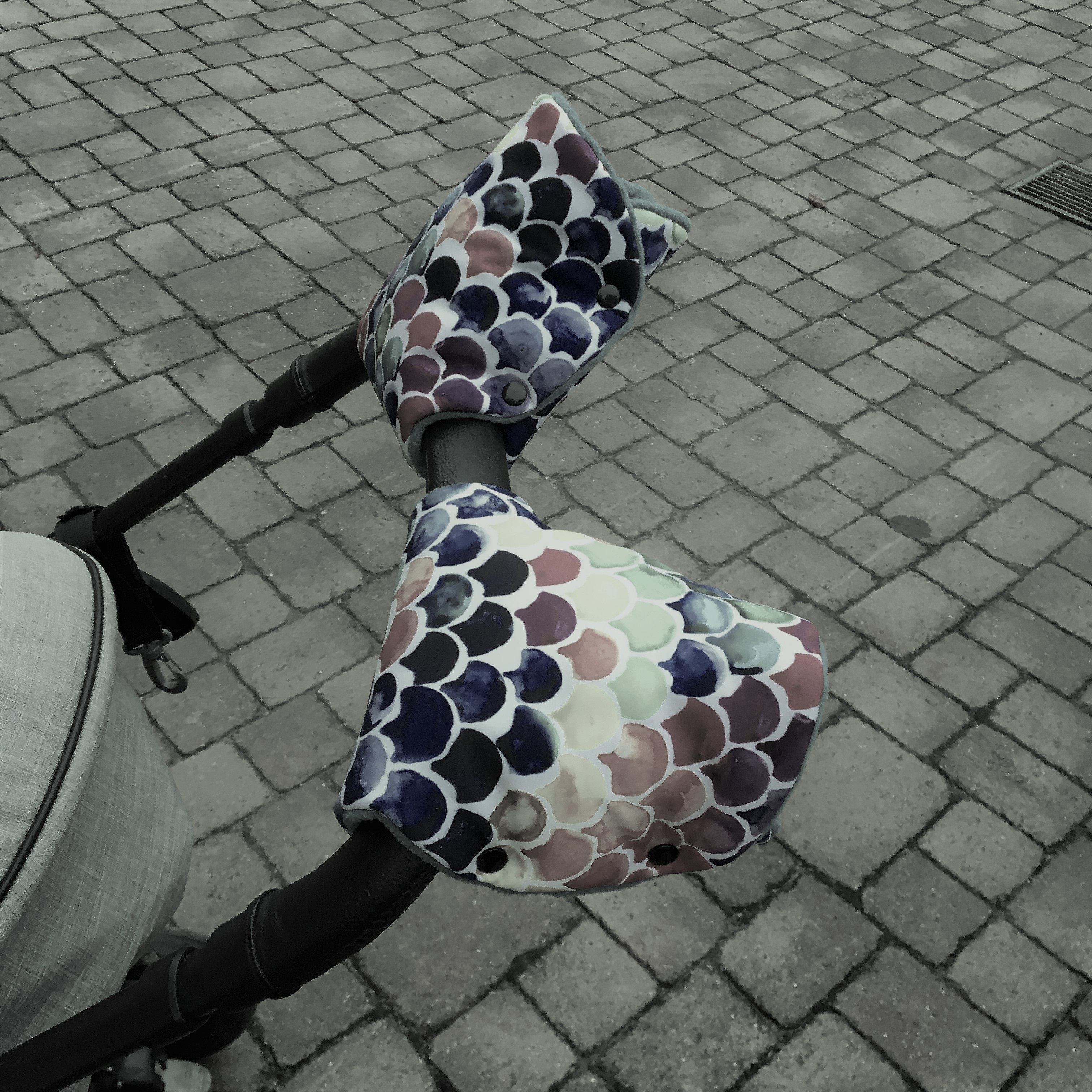 RUKAVICE NA KOČÁREK pruhy a černá