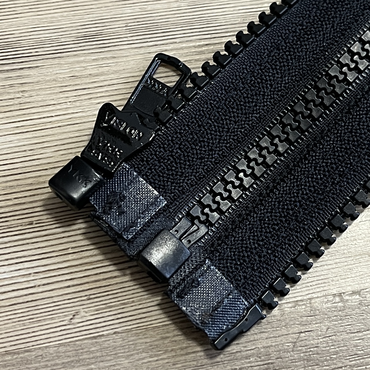 ZIP ADAPTÉR YKK "PRAVOSTRANNÝ" KOSTĚNÝ 5 MM