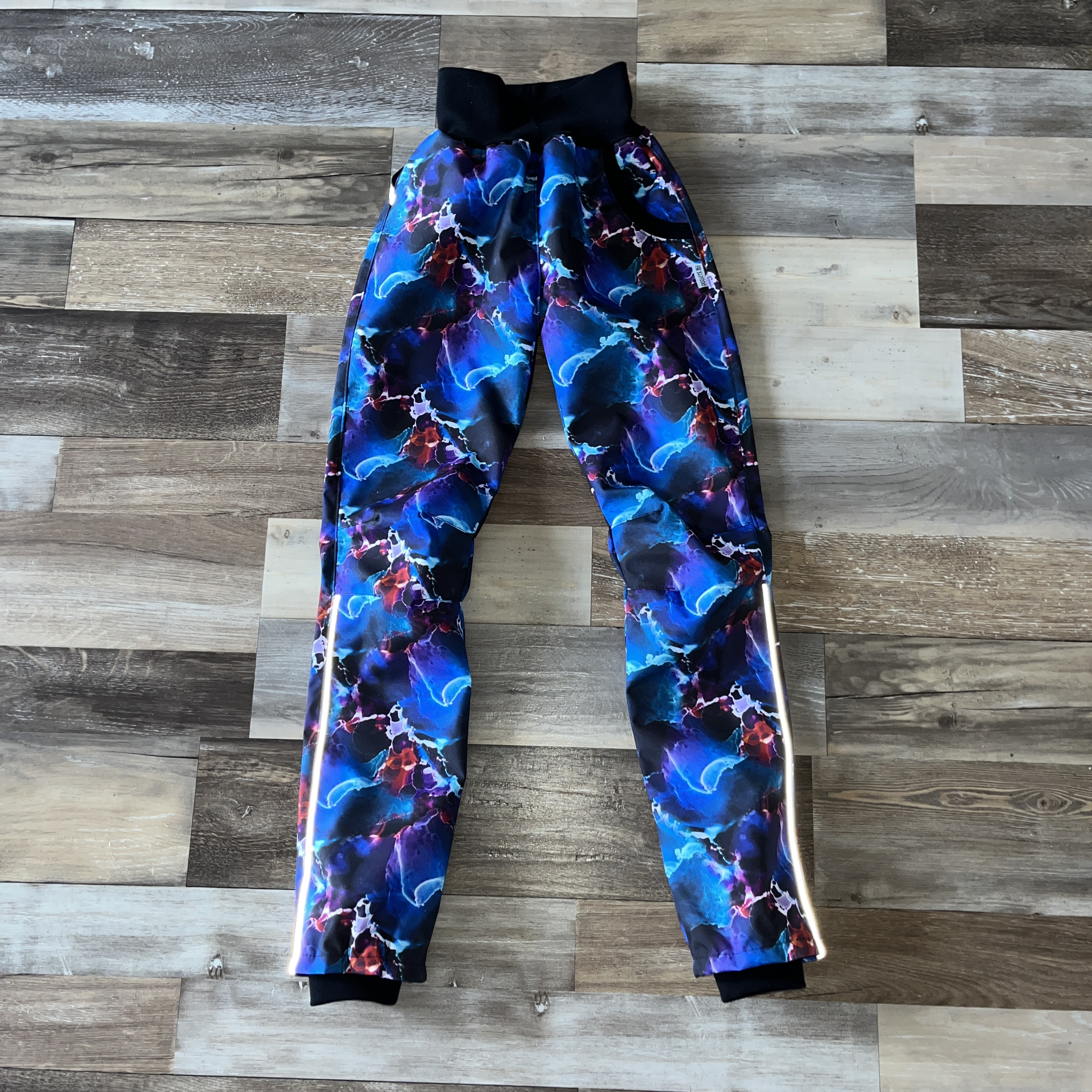 LETNÍ SOFTSHELLOVÉ KALHOTY barevný vesmír