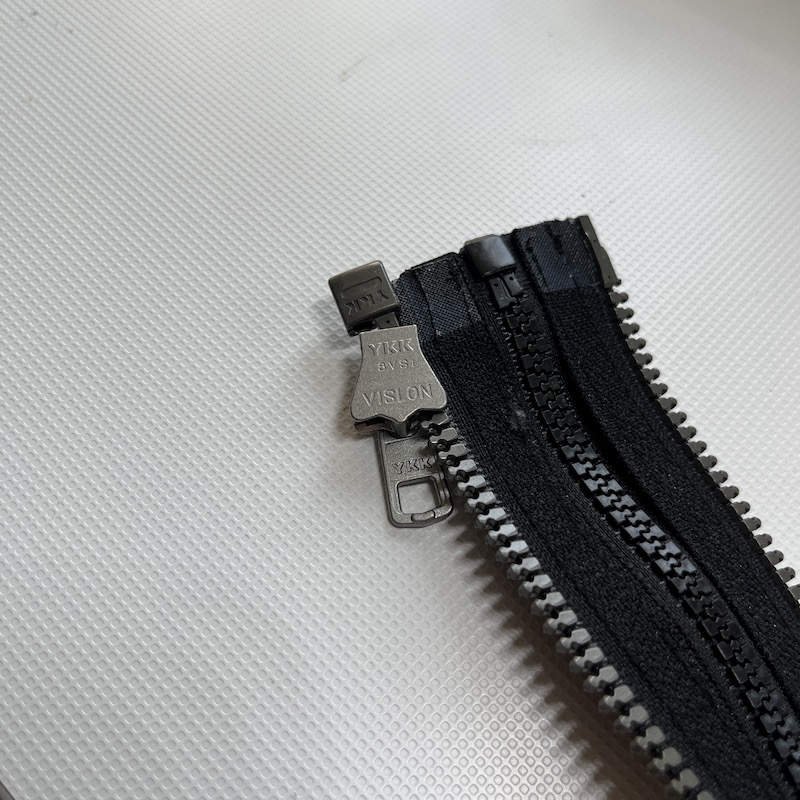 ZIP ADAPTÉR YKK "METALUXE" 8 MM prodlužovací na 90 cm