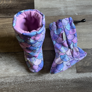 CAPÁČKY SOFTSHELL A FLEECE pastelové šupiny 13 cm