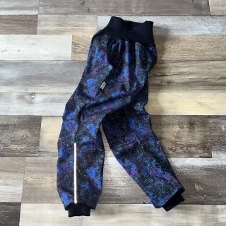 SOFTSHELLOVÉ KALHOTY S FLÍSEM vesmír